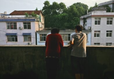 Pažintys daugiabučiuose: draugystė prie laiptinės