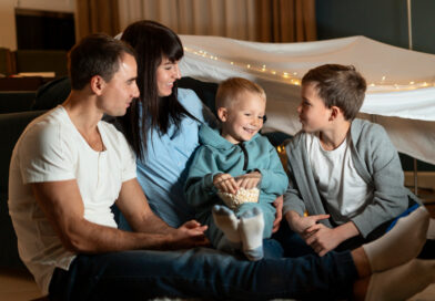 Šeimos kino vakaro kampelis namuose: kaip įsirengti be chaoso