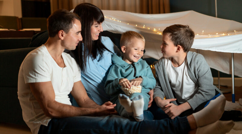 Šeimos kino vakaro kampelis namuose: kaip įsirengti be chaoso