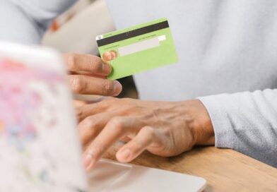 Kaip saugiai atlikti pinigų pavedimą perkant būstą: avansas, likutis, terminai